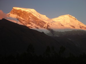 Coucher du soleil sur le Huascaran, sommet du Pérou.