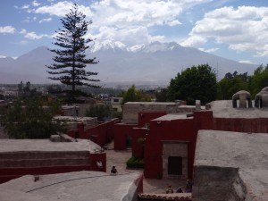Au-dessus des toits du monastère, le volcan Chachani