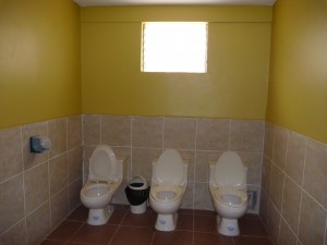 Insolite : toilettes collectifs d'un musée communautaire...