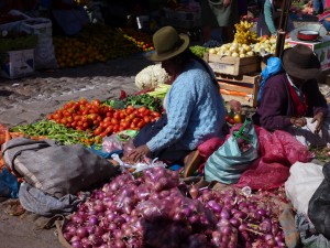 Vaste choix de fruits et légumes sur les marchés locaux