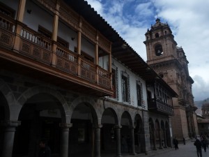 Arcades autour de la place principale (Cusco)