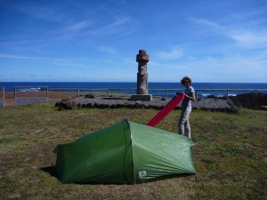 Installation aux premières loges (moai et océan)