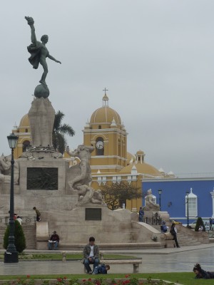 Plaza Mayor et monument de la liberté
