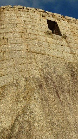 Impressionnant mur du temple du soleil : pierres simplement posées les unes sur les autre, mais au mm près !