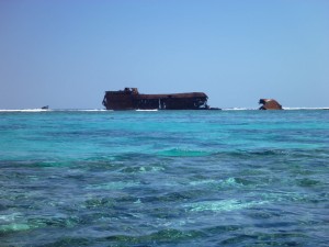 Un bateau de marchandises échoué sur le "reef"
