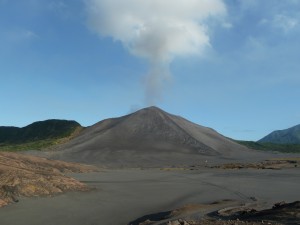 Une vaste plaine désertique et un nuage qui s'échappe