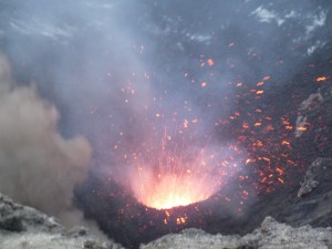 une explosion retentit, un nuage et des roches sont expulsés !