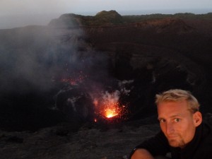 La nuit tombe et le volcan gronde davantage