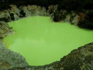 "La bain du diable", qui doit sa couleur verte à une forte teneur en arsenic