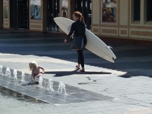 Ici, le surf fait partie du quotidien de bcp d'Australiens...
