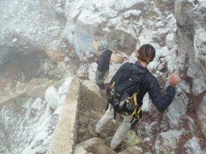 Le lendemain matin, après 1h de montée, nous descendons dans le cratère du Kawa Ijen.