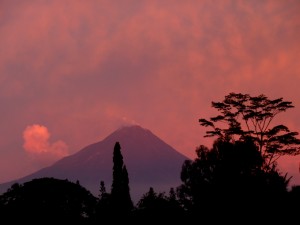 et le lendemain, lever du soleil sur le Merapi, qui fume...