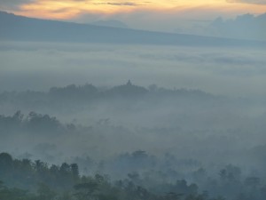 et sur Borobudur, encore dans la brume
