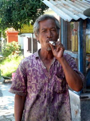 Insolite, une clope (sisi) 'fait maison', avec du papier journal et du tabac local