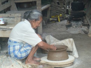alors que les après-midi, souvent pluvieuses en ce moment, sont consacrées à d'autres activités telles que la poterie
