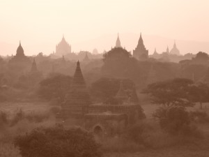 Etonnant panorama que celui des pagodes de Bagan au crépuscule...