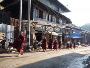 Sortie matinale des moines dans les ruelles de Namhsan - ils vont récupérer les offrandes
