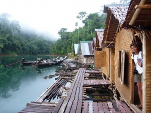 Quelques bungalows rudimentaires flottants accueillent les rares touristes qui viennent jusqu'ici