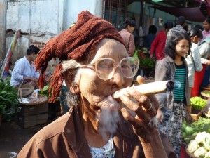 Rencontre dans les allées du marché...les cigares de Bagan se fument à tout âge !