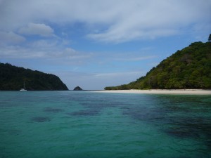 Eau chaude cristalline et plage de sable blanc sur l'île de Koh Rock